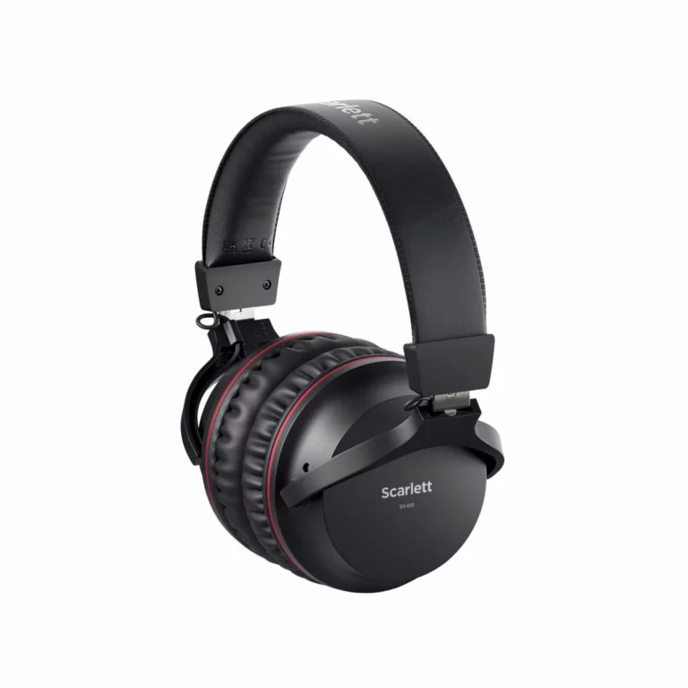 Focusrite Scarlett Solo Studio USB-C Audio Interface with Microphone and Headphones - Image 3