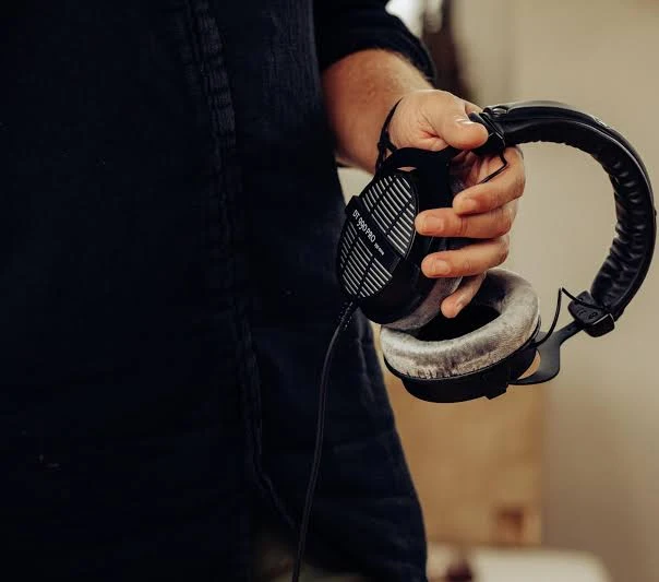 Beyerdynamic EDT 990 V Velour Replacement Ear Pads — Silver Grey - Image 4